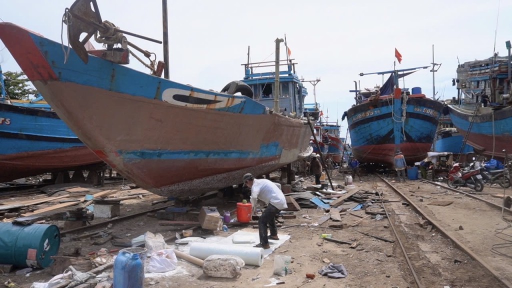 Ngư dân đang miệt mài khoác “chiếc áo mới” cho những con tàu đã cũ sau nhiều năm lênh đên trên biển cả (Ảnh Đ.Minh)