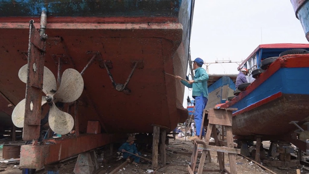 Bên cạnh trắc trở về tiền hỗ trợ nhiên liệu, một số chủ tàu không thể ra khơi do thiếu nhân công (Ảnh Đ.Minh)