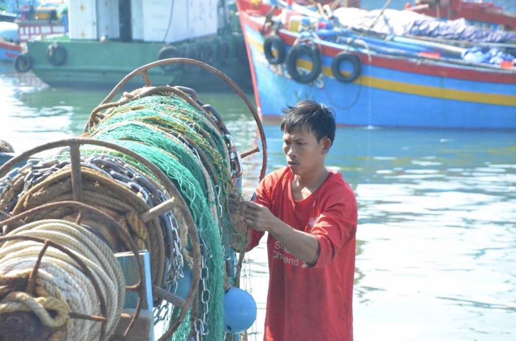 Việc hỗ trợ nhiên liệu là “cái phao” giúp ngư dân xoay xở bám biển, góp phần bảo vệ chủ quyền biển, đảo thiêng liêng của Tổ quốc (Ảnh Đ.Minh)