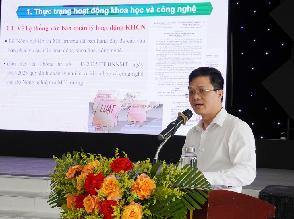 Các đại biểu trình bày tham luận tại hội thảo 