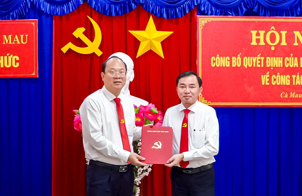 Bí thư Tỉnh uỷ Cà Mau Nguyễn Hồ Hải trao quyết định của Ban Thường vụ Tỉnh uỷ cho đồng chí Phan Thanh Duy, Uỷ viên Ban Thường vụ Tỉnh uỷ, Trưởng Ban Tổ chức Tỉnh uỷ.
