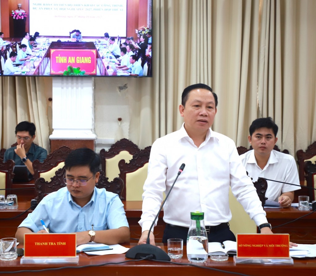 Giám đốc Sở Nông nghiệp và Môi trường Lê Hữu Toàn báo cáo tình hình thực hiện nhiệm vụ tại buổi làm việc