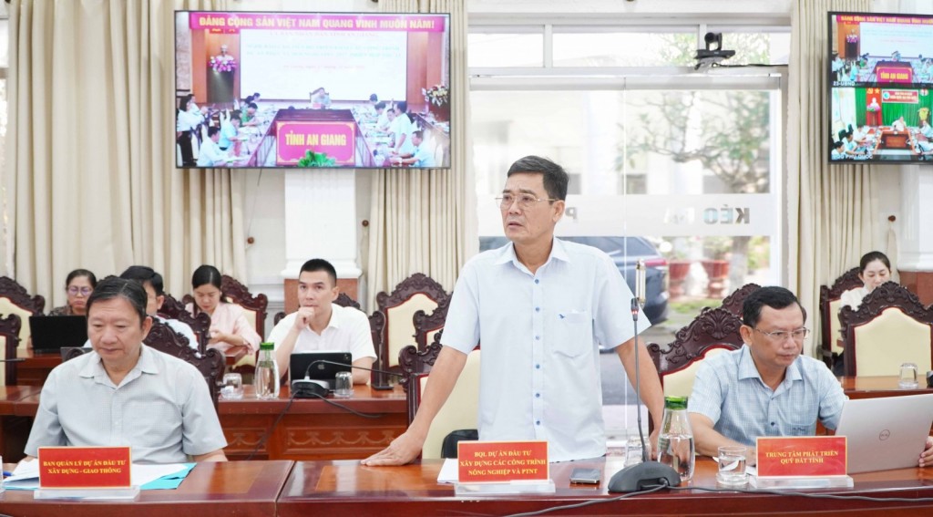 Đại diện Ban Quản lý dự án đầu tư xây dựng các công trình nông nghiệp và phát triển nông thôn báo cáo tại buổi làm việc