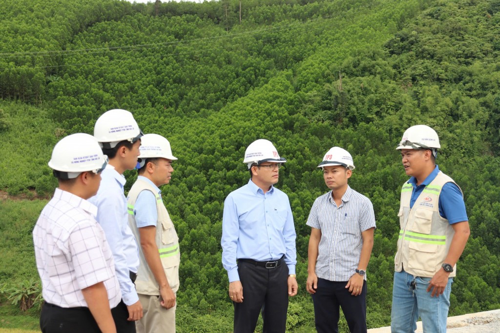 Đại diện chủ đầu tư và đơn vị thi công cùng bàn bạc, tìm cách tháo gỡ những vướng mắc phát sinh, thống nhất các giải pháp nhằm đảm bảo công trình về đích đúng hẹn (Ảnh: H.Chuyên)