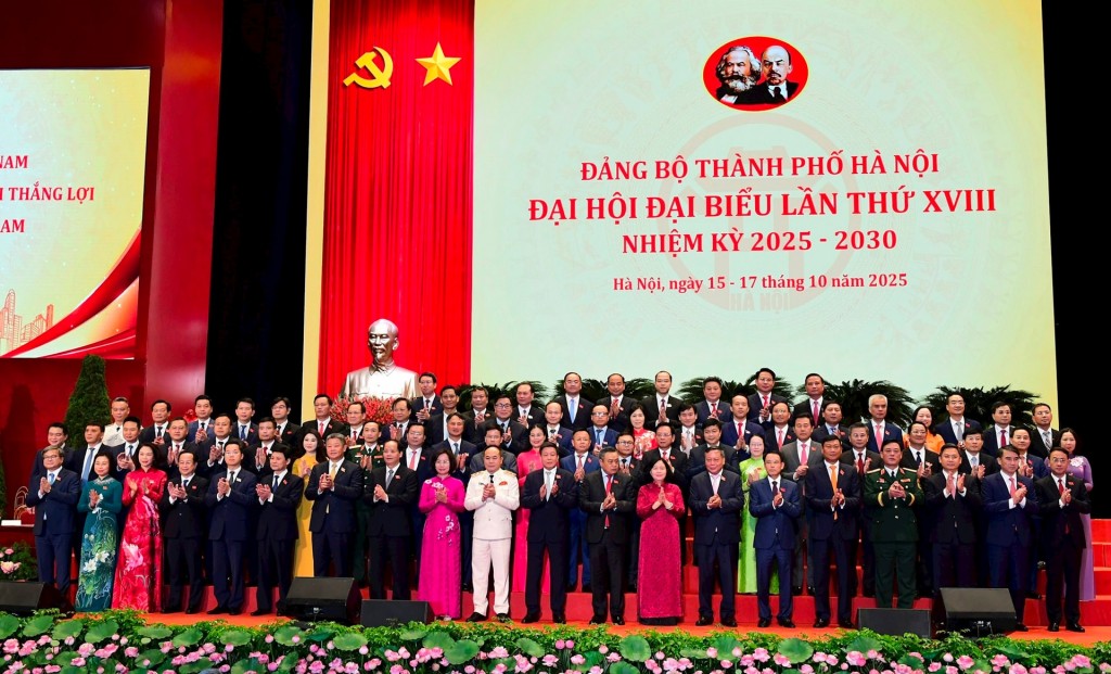Ban Chấp hành Đảng bộ thành phố Hà Nội ra mắt Đại hội. Ảnh: Viết Thành