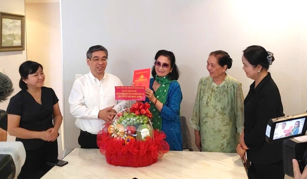 Phó Bí thư Thành ủy, Chủ tịch Ủy ban Mặt trận Tổ quốc Việt Nam thành phố Hồ Chí Minh Nguyễn Phước Lộc tặng quà Nghệ sĩ Nhân dân Trà Giang