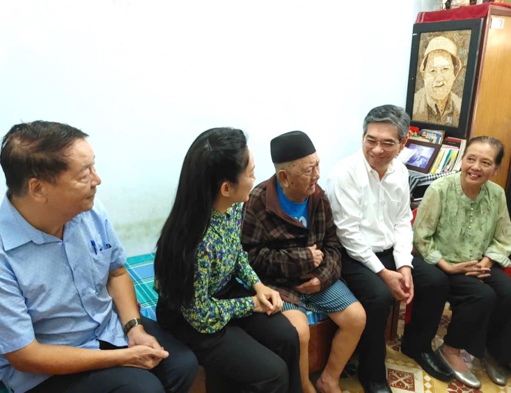 Đoàn thăm nghệ sĩ, nhà văn Mạc Can