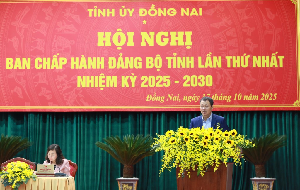 đồng chí: Vũ Hồng Văn, Bí thư Tỉnh ủy, Trưởng đoàn Đại biểu Quốc hội tỉnh Đồng Nai phát biểu tại hội nghị