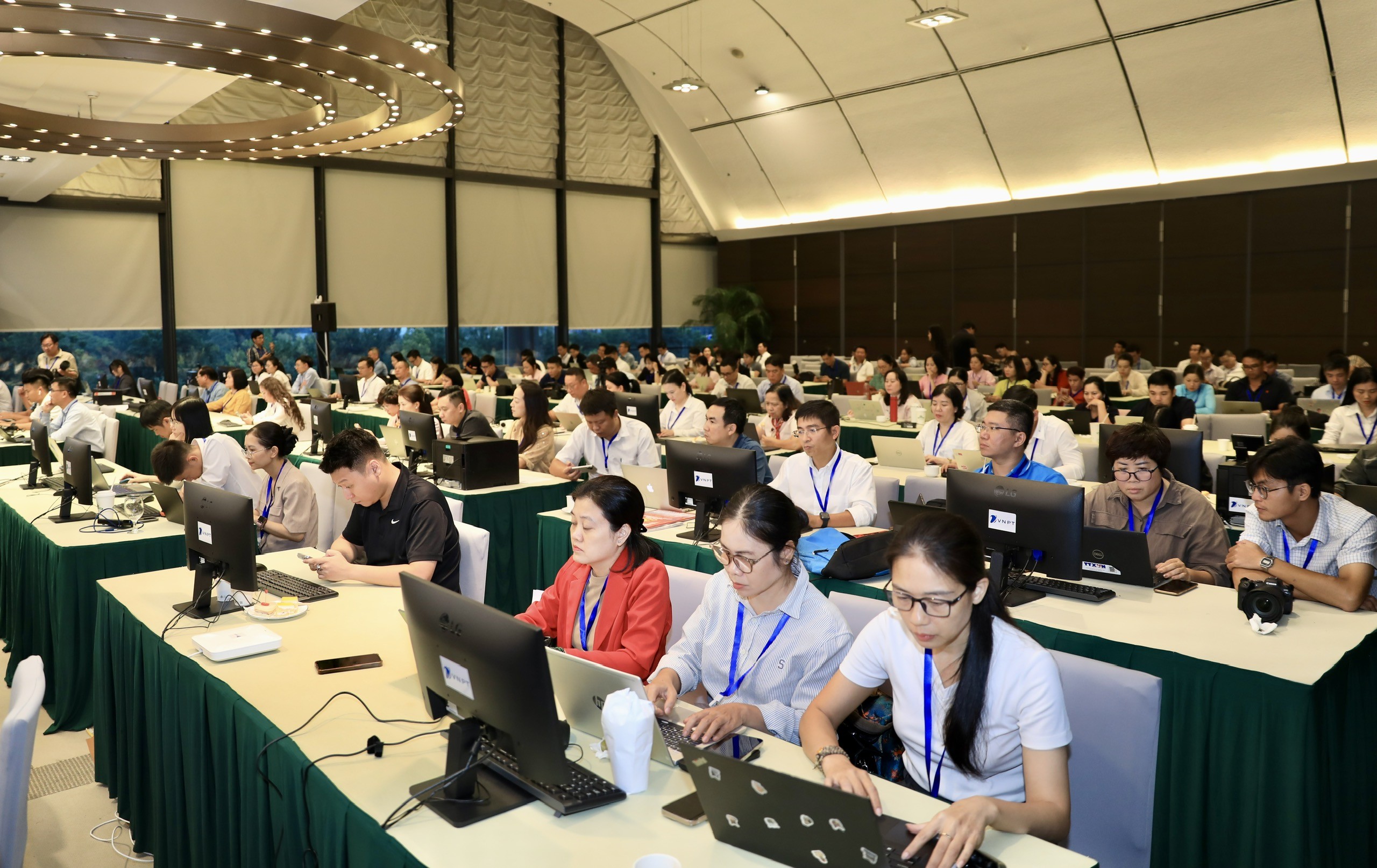 Phóng viên các cơ quan báo chí tham dự họp báo