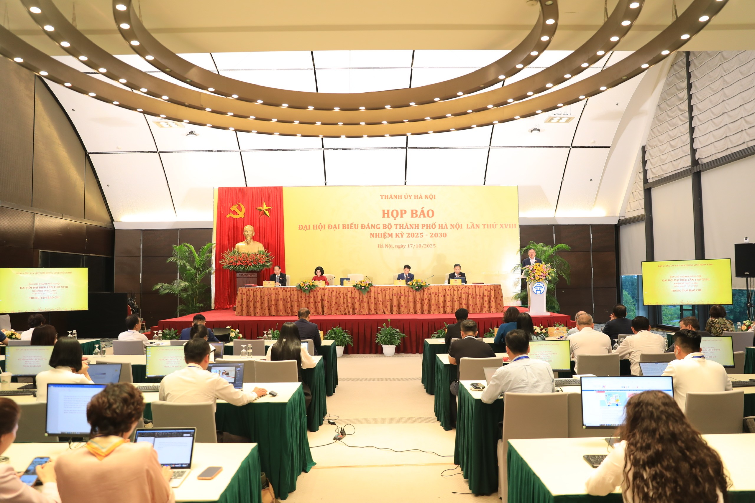 Quang cảnh buổi họp báo