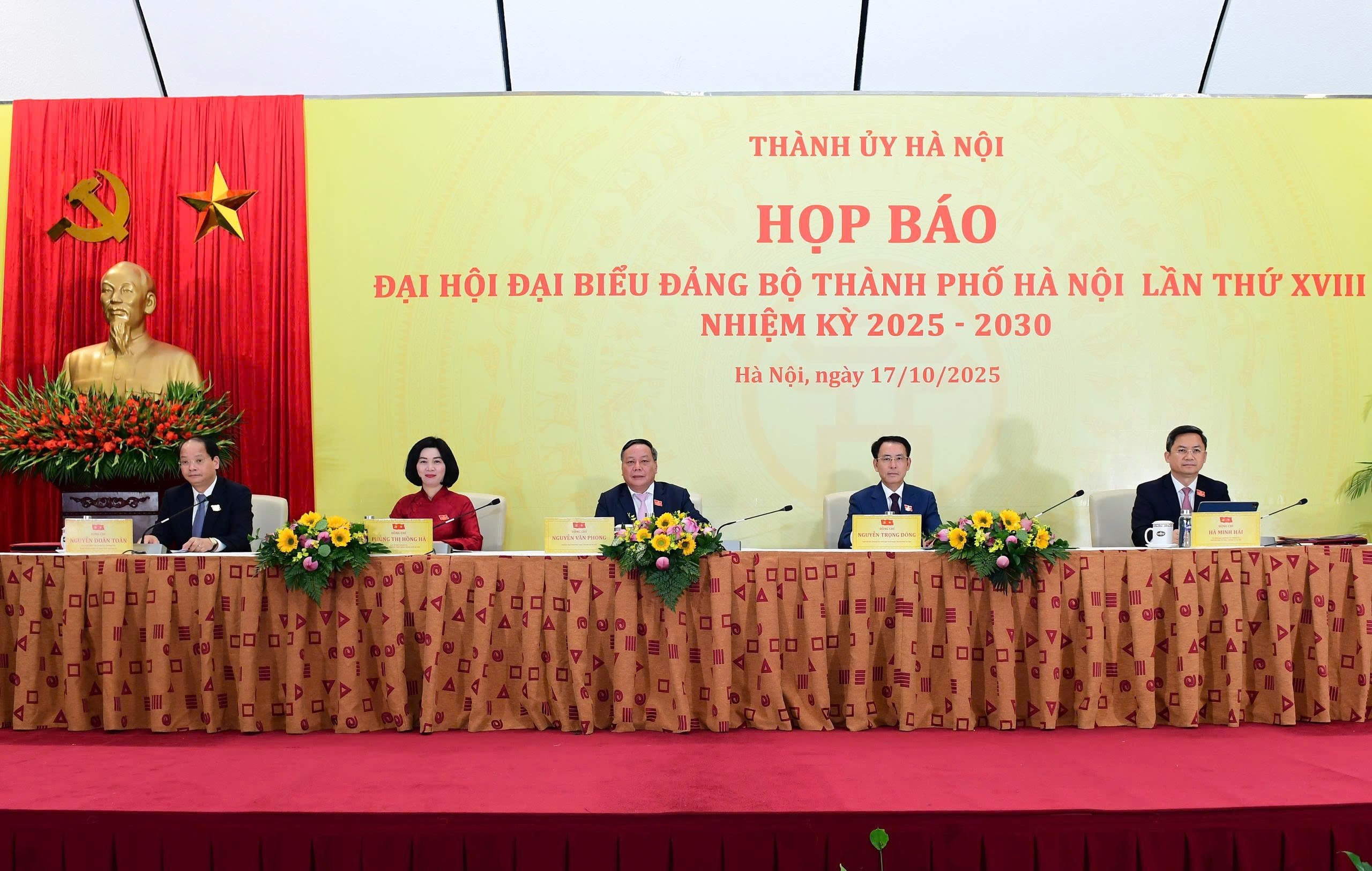 Phó Bí thư Thường trực Thành ủy Nguyễn Văn Phong và các đồng chí lãnh đạo thành phố tham dự buổi họp báo