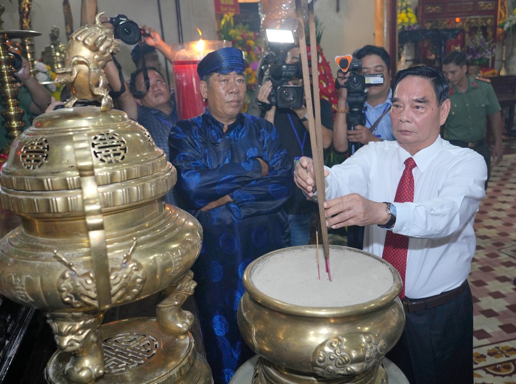 Đại tướng Lê Hồng Anh, nguyên Ủy viên Bộ Chính trị, nguyên Thường trực Ban Bí thư Trung ương Đảng thắp hương cho Anh hùng dân tộc Nguyễn Trung Trực Đại tướng Lê Hồng Anh, nguyên Ủy viên Bộ Chính trị, nguyên Thường trực Ban Bí thư Trung ương Đảng thắp hương cho Anh hùng dân tộc Nguyễn Trung Trực