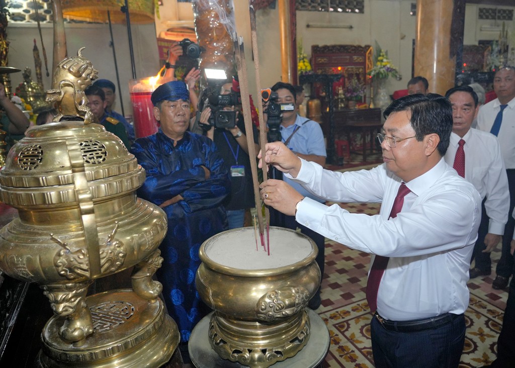 Ủy viên Ban Chấp hành Trung ương Đảng, Bí thư Tỉnh ủy An Giang Nguyễn Tiến Hải thắp hương cho Anh hùng dân tộc Nguyễn Trung Trực Ủy viên Ban Chấp hành Trung ương Đảng, Bí thư Tỉnh ủy An Giang Nguyễn Tiến Hải thắp hương cho Anh hùng dân tộc Nguyễn Trung Trực