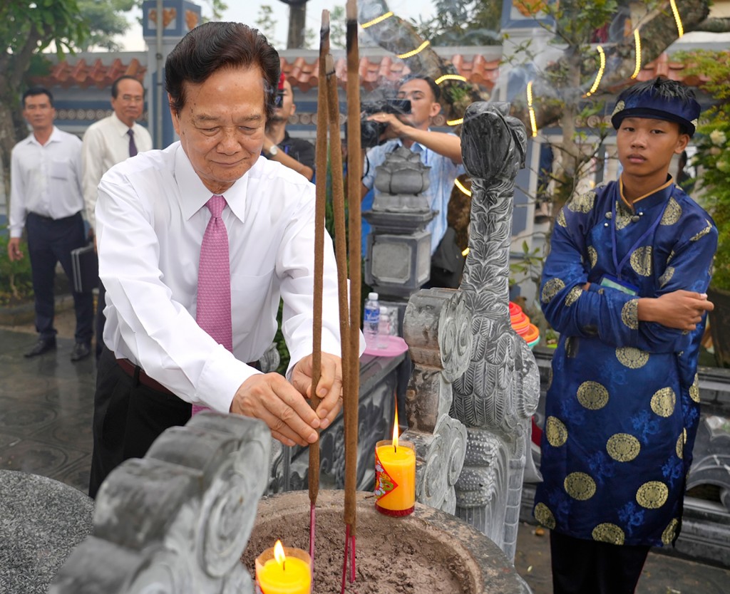 Đồng chí Nguyễn Tấn Dũng, nguyên Ủy viên Bộ Chính trị, nguyên Thủ tướng Chính phủ thắp hương cho Anh hùng dân tộc Nguyễn Trung Trực Đồng chí Nguyễn Tấn Dũng, nguyên Ủy viên Bộ Chính trị, nguyên Thủ tướng Chính phủ thắp hương cho Anh hùng dân tộc Nguyễn Trung Trực