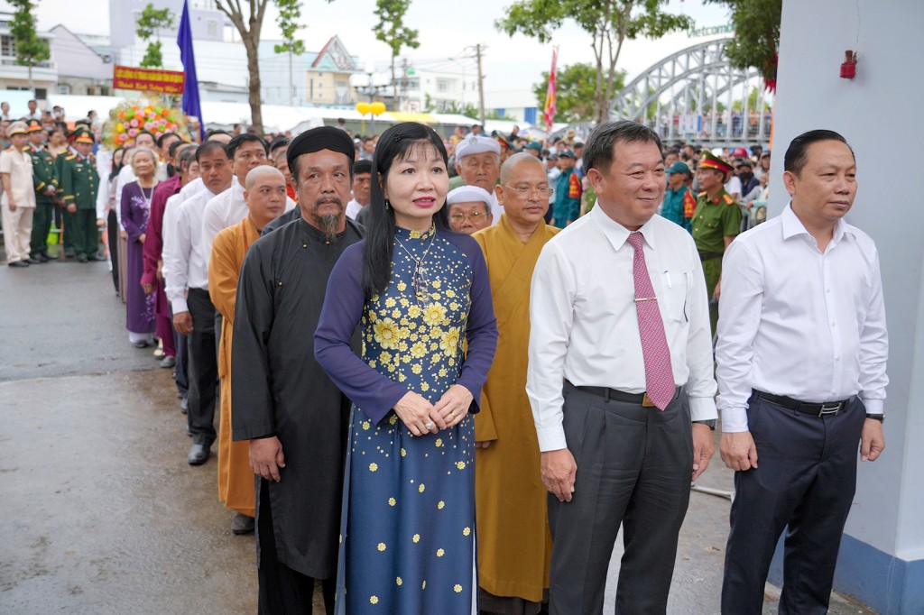 Đoàn Ủy ban MTTQ Việt Nam tỉnh An Giang đến viếng, thắp hương tại Đình thần Nguyễn Trung Trực Đoàn Ủy ban MTTQ Việt Nam tỉnh An Giang đến viếng, thắp hương tại Đình thần Nguyễn Trung Trực