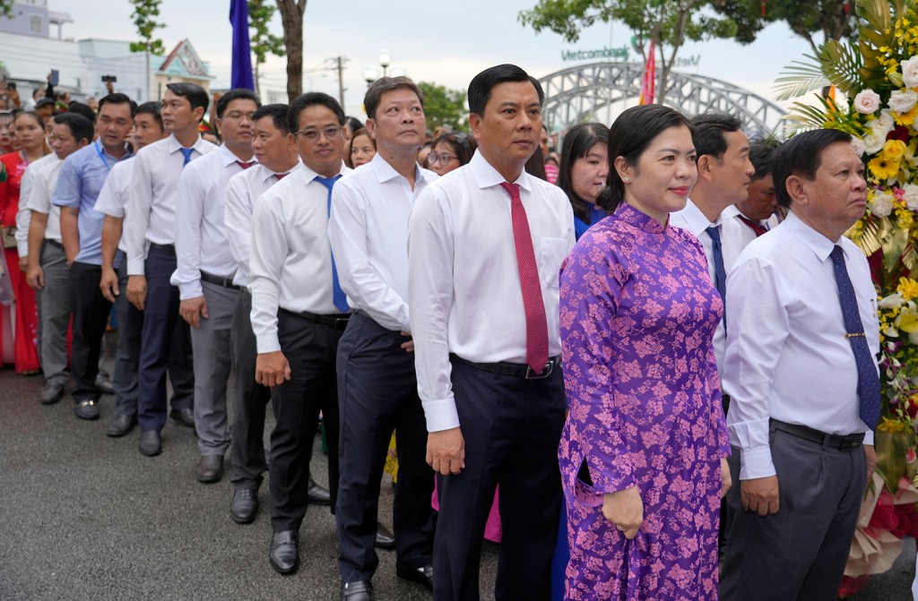 Đoàn cán bộ và Nhân dân phường Rạch Giá (An Giang) đến viếng, thắp hương tại Đình thần Nguyễn Trung Trực Đoàn cán bộ và Nhân dân phường Rạch Giá (An Giang) đến viếng, thắp hương tại Đình thần Nguyễn Trung Trực