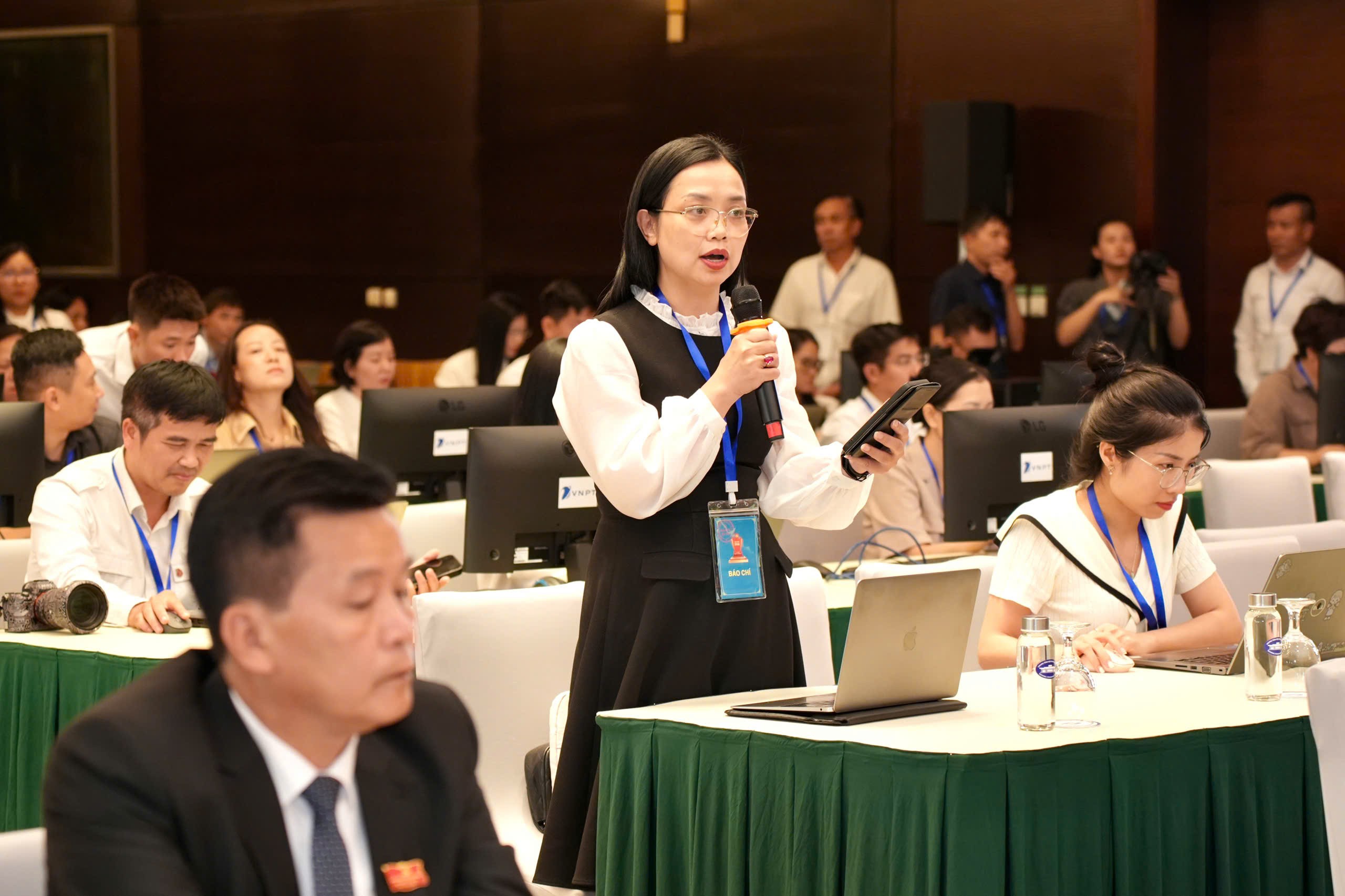 Đại diện phóng viên các báo Đại diện Báo Hànộimới đặt câu hỏi với lãnh đạo thành phố tại họp báo