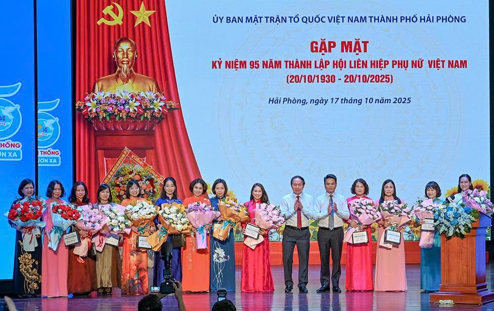 Các đồng chí lãnh đạo thành phố Hải Phòng trao bằng khen và tặng hoa tri ân các cá nhân tiêu biểu tại chương trình kỷ niệm 95 năm Ngày thành lập Hội Liên hiệp Phụ nữ Việt Nam.