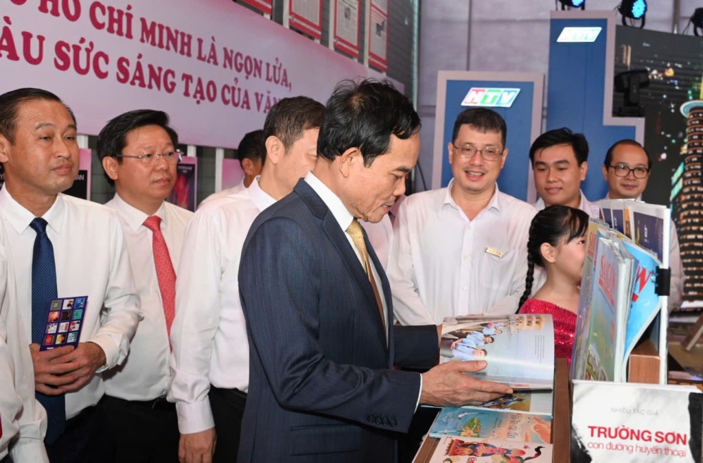 Lãnh đạo thành phố cùng đại biểu tham quan kh6ong gian trưng bày báo chí - xuất bản