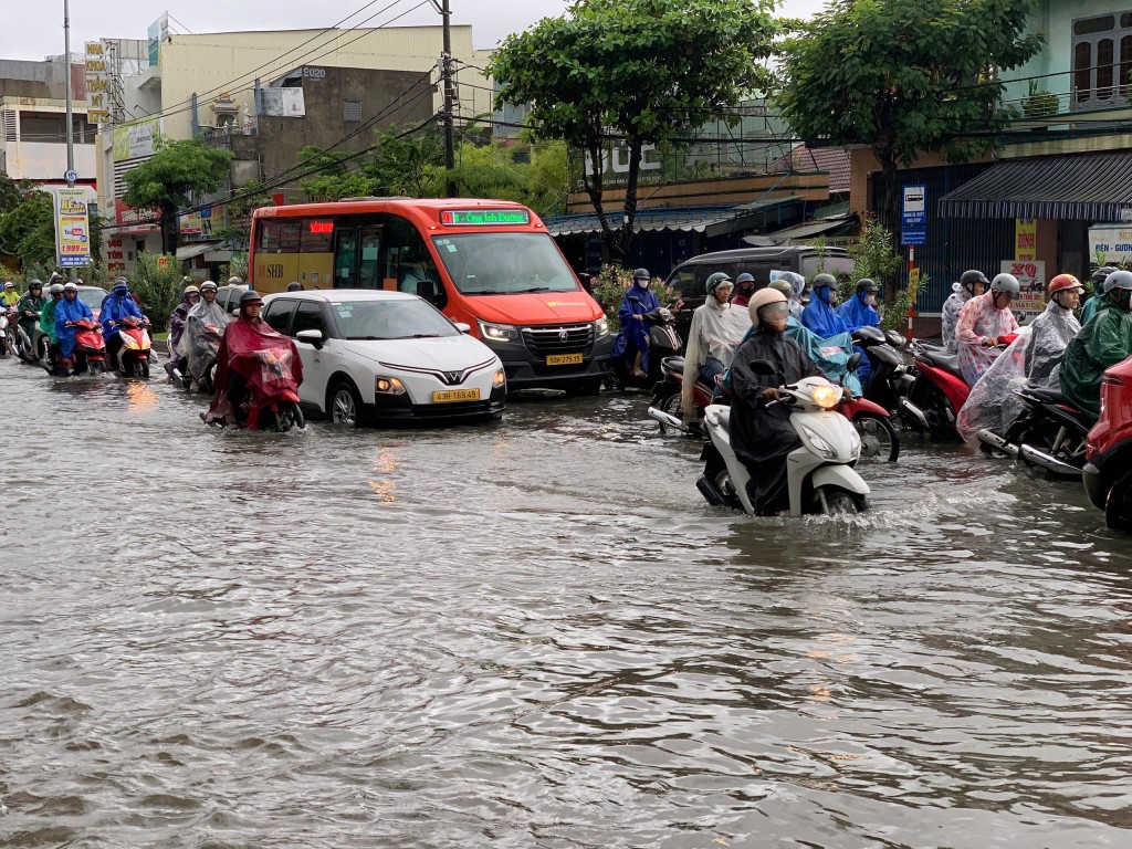 Mưa lớn khiến một số trục đường trung tâm thành phố bị ngập úng (Ảnh Đ.Minh)