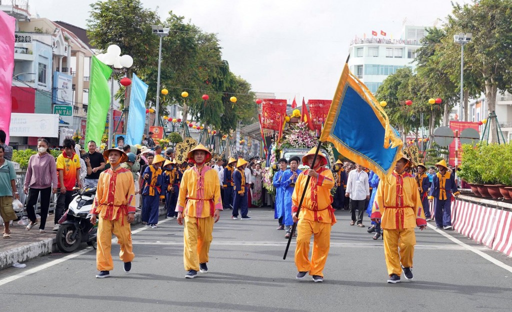 Sau nghi lễ chính, đoàn rước linh vị Anh hùng dân tộc Nguyễn Trung Trực về an vị tại Đình thần Nguyễn Trung Trực để Nhân dân dâng hương chiêm bái