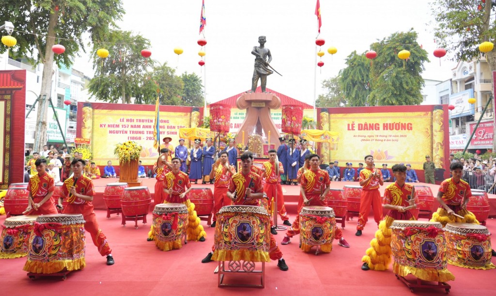 Tiết mục trống hội mở màn buổi lễ