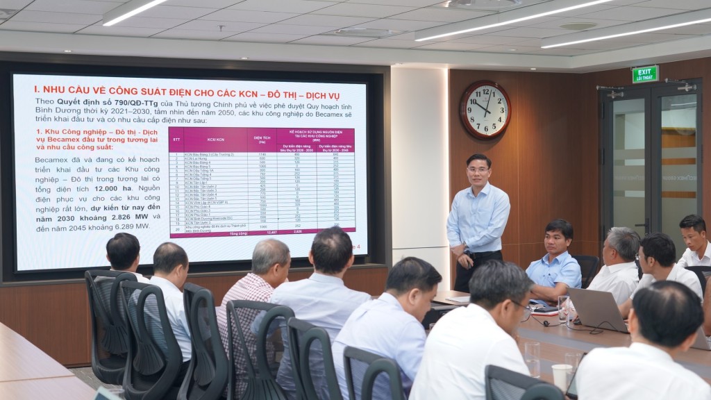 Đại diện Tập đoàn Becamex IDC trình bày báo cáo nhu cầu công suất điện cho các khu công nghiệp – đô thị – dịch vụ tại buổi làm việc.