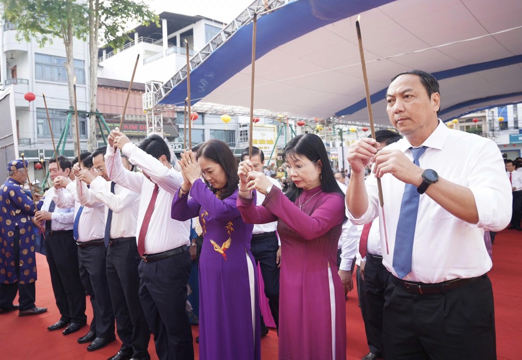 Bí thư Tỉnh ủy An Giang Nguyễn Tiến Hải cùng các đồng chí lãnh đạo tỉnh và Nhân dân dâng hương tại Tượng đài Anh hùng dân tộc Nguyễn Trung Trực