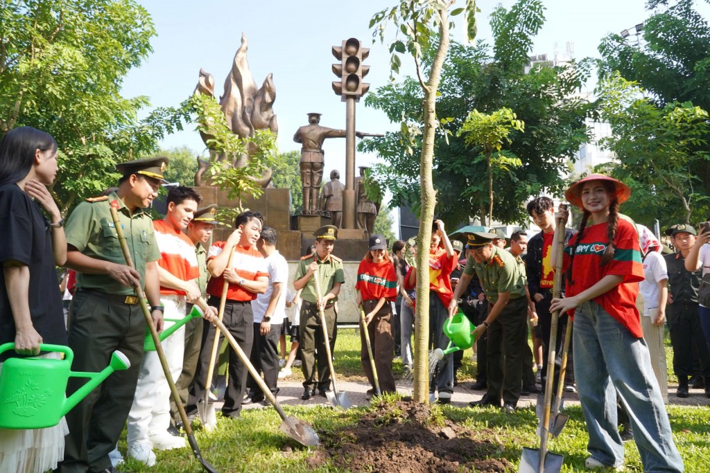 Lãnh đạo Công an Thành phố Hà Nội cùng đại diện Dự án VietNamLove, các nghệ sĩ và đoàn viên thanh niên chung tay trồng cây tại Tượng đài “Công an nhân dân vì dân phục vụ”, khởi đầu công trình thanh niên “8.000 cây hoa vì Thủ đô xanh”.