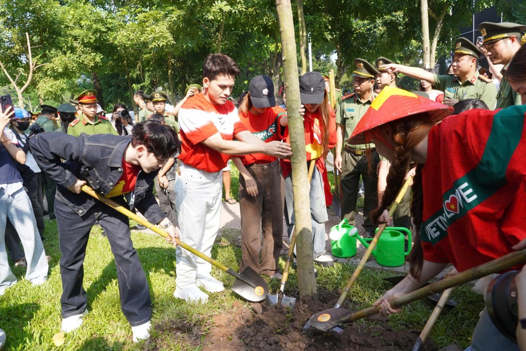 Các nghệ sĩ trẻ và đoàn viên thanh niên Công an Thủ đô cùng nhau trồng những cây xanh đầu tiên trong khuôn viên Công viên Thống Nhất – mở đầu hành trình “Thành phố nở hoa”, lan tỏa tinh thần xanh trong hành động đẹp.