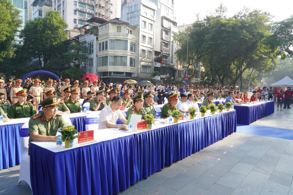 Toàn cảnh buổi lễ phát động tại Tượng đài “Công an nhân dân vì dân phục vụ” – nơi hơn 500 cán bộ, chiến sĩ và đoàn viên thanh niên tham dự, tạo nên không khí trang trọng, ấm áp và tràn đầy năng lượng.