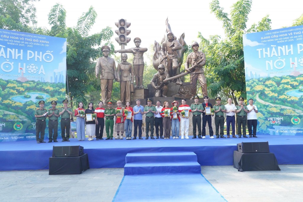Các đại biểu, nghệ sĩ và cán bộ chiến sĩ Công an Thủ đô chụp ảnh lưu niệm sau Lễ phát động “Thành phố nở hoa” – công trình mang ý nghĩa chính trị, xã hội, nhân văn sâu sắc chào mừng Đại hội Đảng và Đại hội Đoàn các cấp.