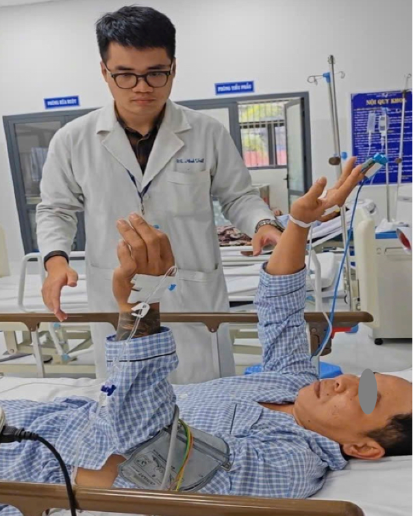 BS CKI Huỳnh Minh Triết  Bệnh viện Nhân Dân 115) đánh giá sự phục hồi ngoạn mục sức cơ của bệnh nhân T.V.K ngay sau truyền thuốc tiêu sợi huyết (ảnh SYT)