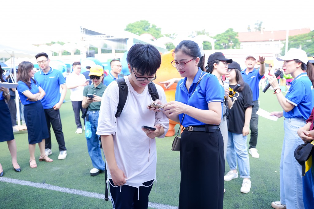 Khách tham quan check-in cùng mascot Eximbank, lưu lại khoảnh khắc rộn ràng tại Ngày Thẻ Việt Nam