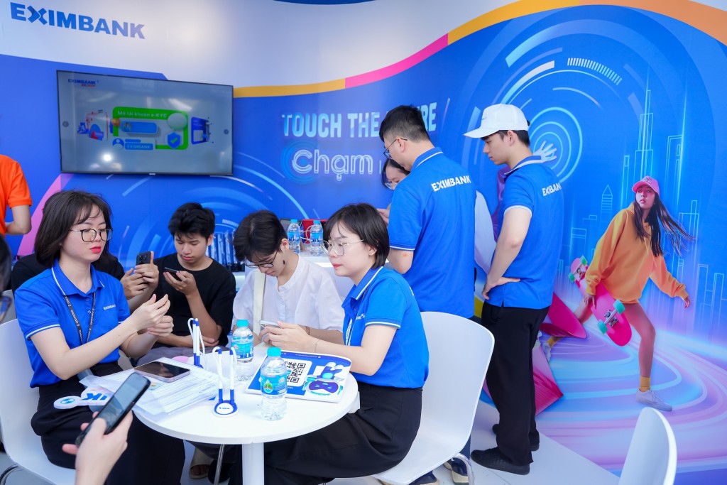 Nhân viên Eximbank hỗ trợ eKYC – hoàn tất mở tài khoản EDigi chỉ trong vài phút