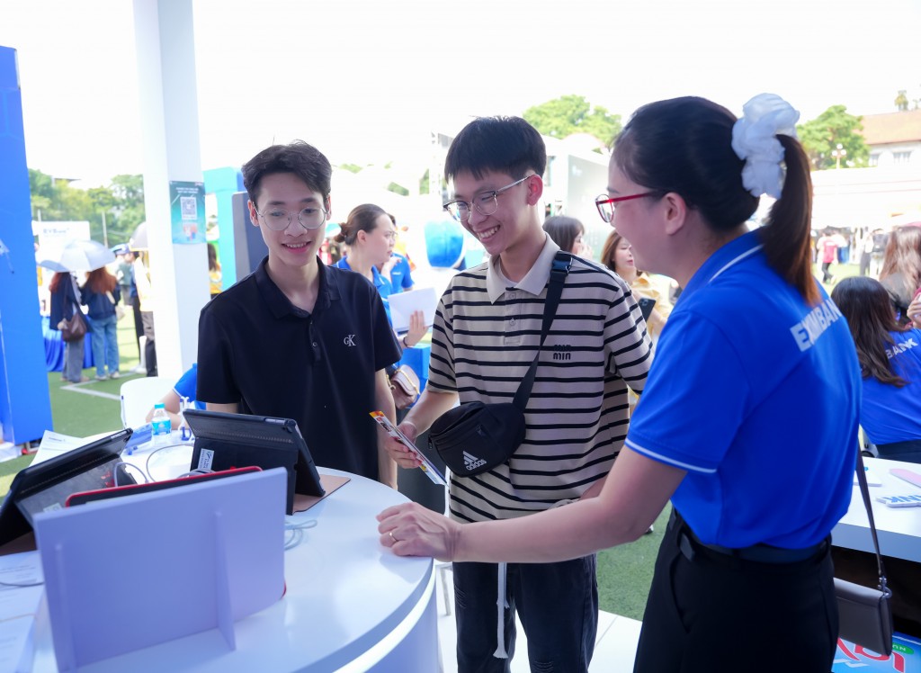 Khu vực trải nghiệm ngân hàng số Eximbank EDigi thu hút đông đảo sinh viên và giới trẻ – nơi mọi thao tác ngân hàng chỉ cần “một chạm”.