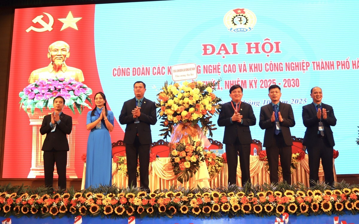 Phó Chủ tịch Tổng LĐLĐ Việt Nam Nguyễn Xuân Hùng tặng hoa chúc mừng Đại hội