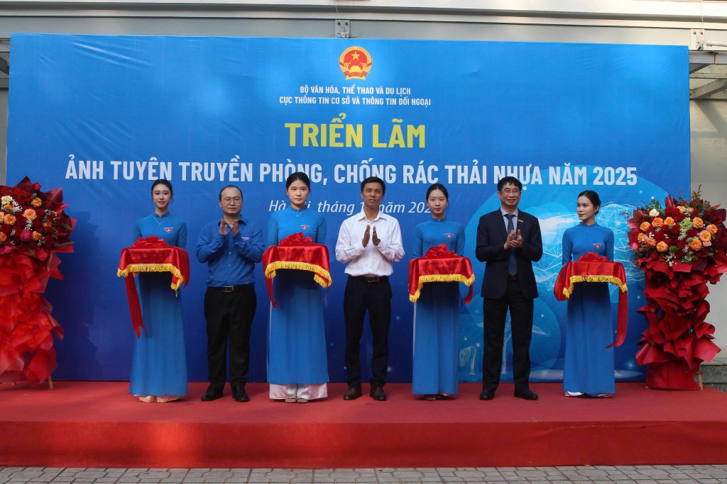 Các đại biểu cắt băng khai mạc Triển lãm ảnh “Phòng, chống rác thải nhựa năm 2025”