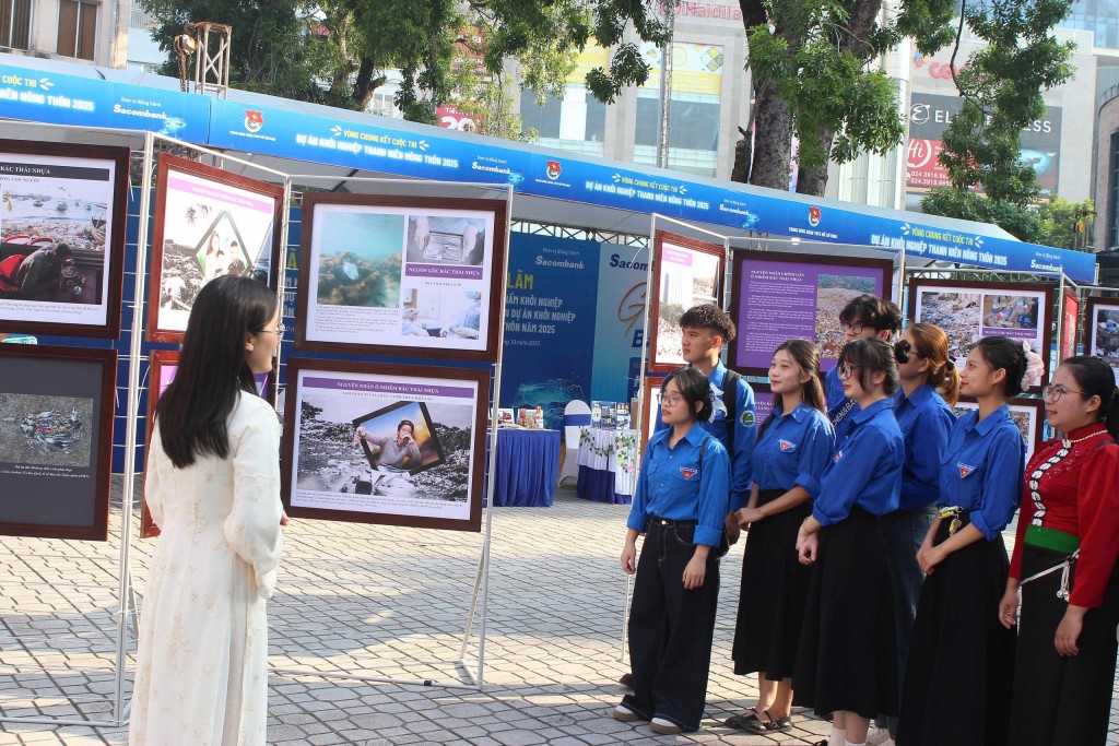 Đoàn viên, thanh niên hào hứng tham quan và chia sẻ thông điệp sống xanh