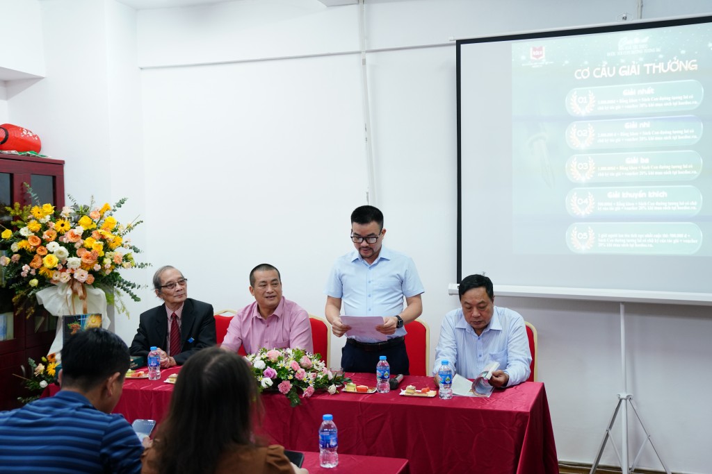 Ban Tổ chức công bố giải thưởng