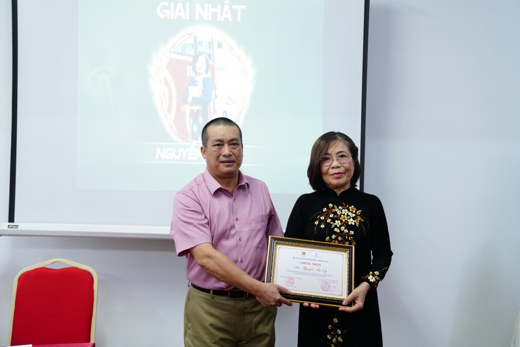 Ban Tổ chức trao giải tới các tác giả