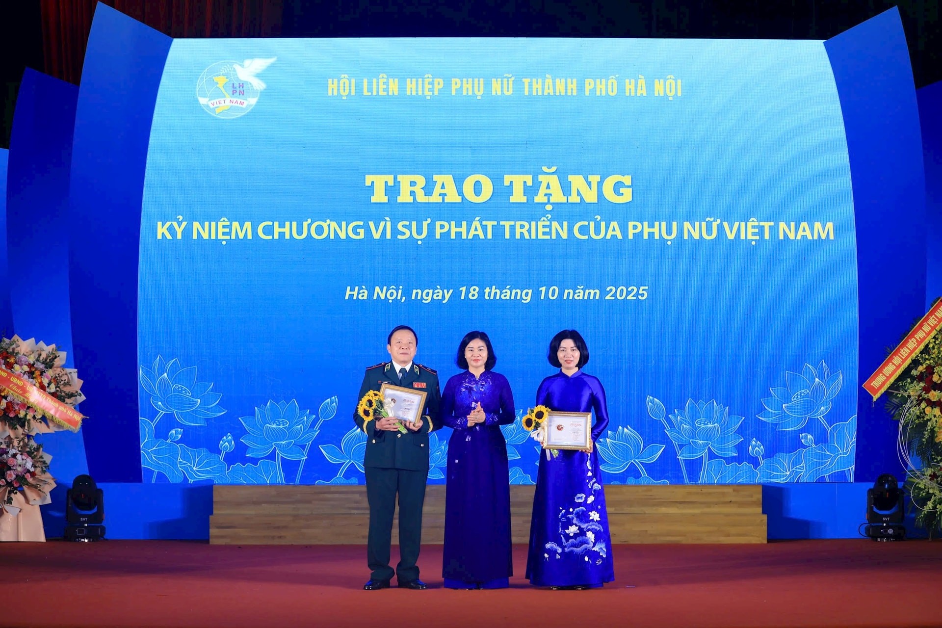 Chủ tịch Hội Liên hiệp Phụ nữ Việt Nam Nguyễn Thị Tuyến trao Kỷ niệm chương tặng đồng chí Phùng Thị Hồng Hà và Thiếu tướng Lê Như Đức