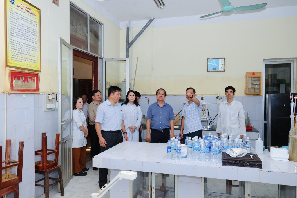 Bộ trưởng thăm cơ sở vật chất các trường học, động viên cán bộ, giáo viên các nhà trường vượt qua khó khăn để hoàn thành tốt nhiệm vụ năm học