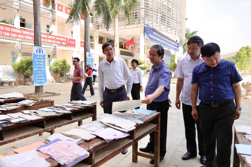 Bộ trưởng Bộ GD&amp;ĐT Nguyễn Kim Sơn chia sẻ khó khăn với thầy trò trường Đại học Sư phạm Thái Nguyên