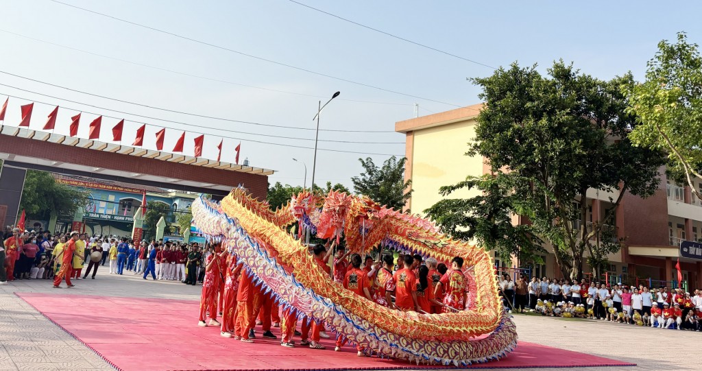 Tiết mục múa lân sư rồng khai mạc đại hội