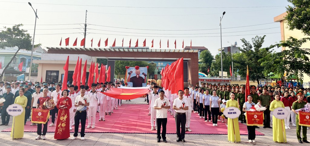 Lãnh đạo xã Đại Thanh chụp ảnh lưu niệm với các đơn vị tham gia đại hội