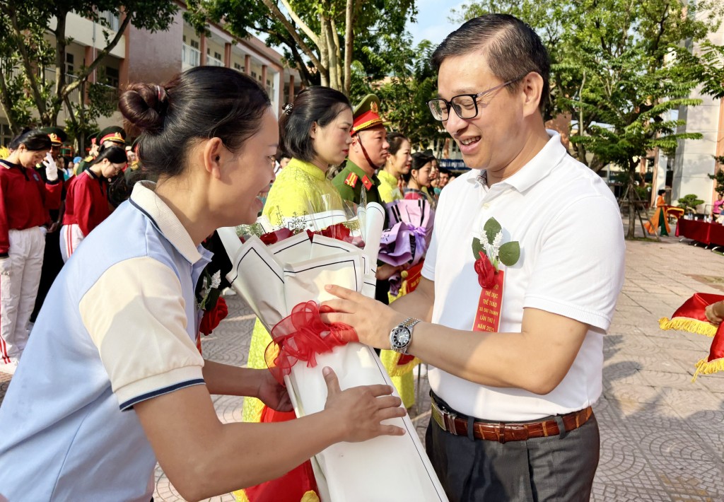 Phó Bí thư Đảng ủy, Chủ tịch UBND xã Đại Thanh Nguyễn Văn Hưng tặng hoa các đơn vị tham gia đại hội