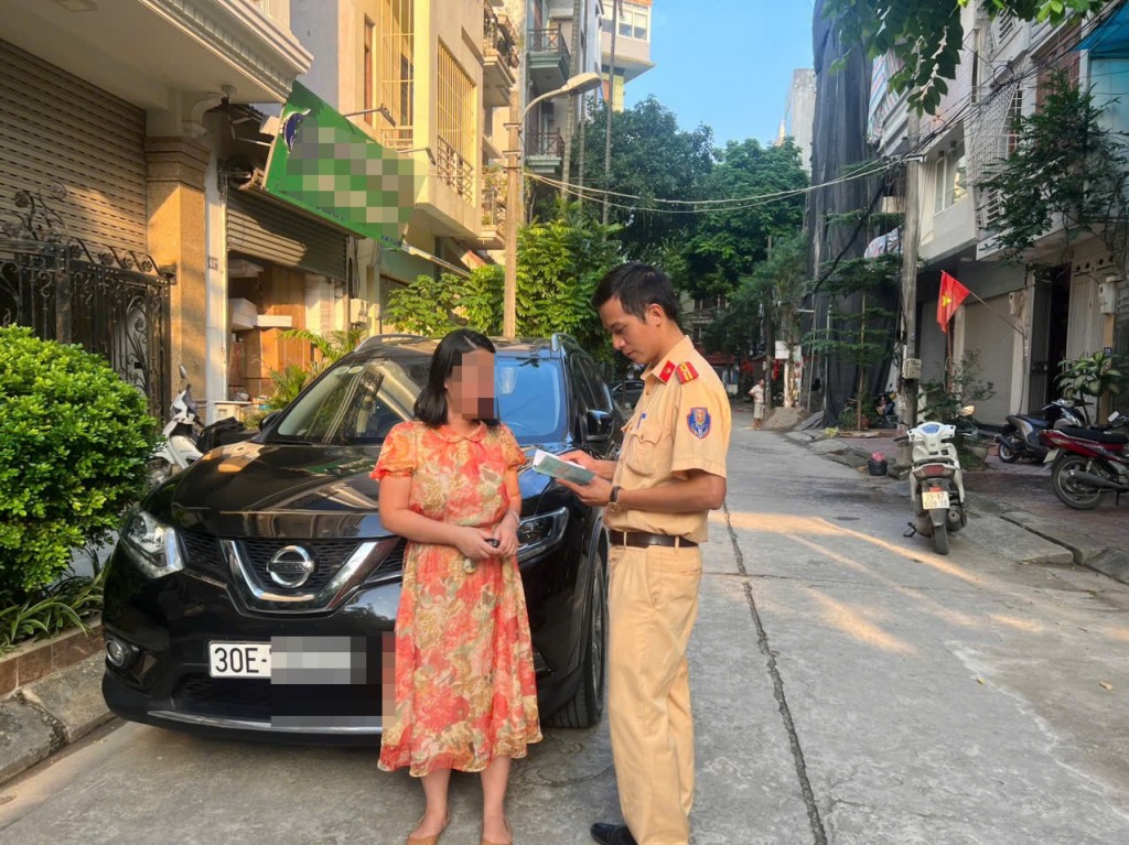 Đội CSGT đường bộ số 6 nhanh chóng xác định người điều khiển xe ô tô chở người trên nóc xe và tiến hành xử lý theo quy định