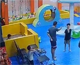 Camera ghi lại hình ảnh người đàn ông tát cháu bé 8 tuổi (ảnh cắt từ clip)