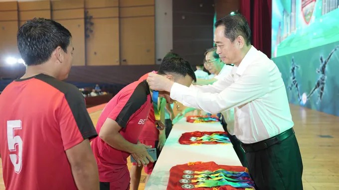 Tổng Giám đốc Tập đoàn Becamex Nguyễn Hoàn Vũ trao huy chương cho cầu thủ trong lễ bế mạc.